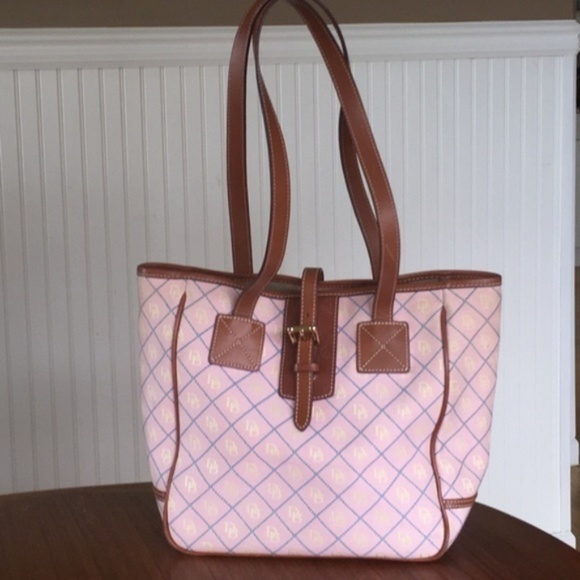 Dooney & Bourke Handbags - Dooney & Bourke Signature Tote